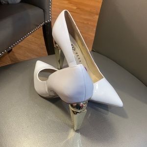 White Katy Perry’ gold pump